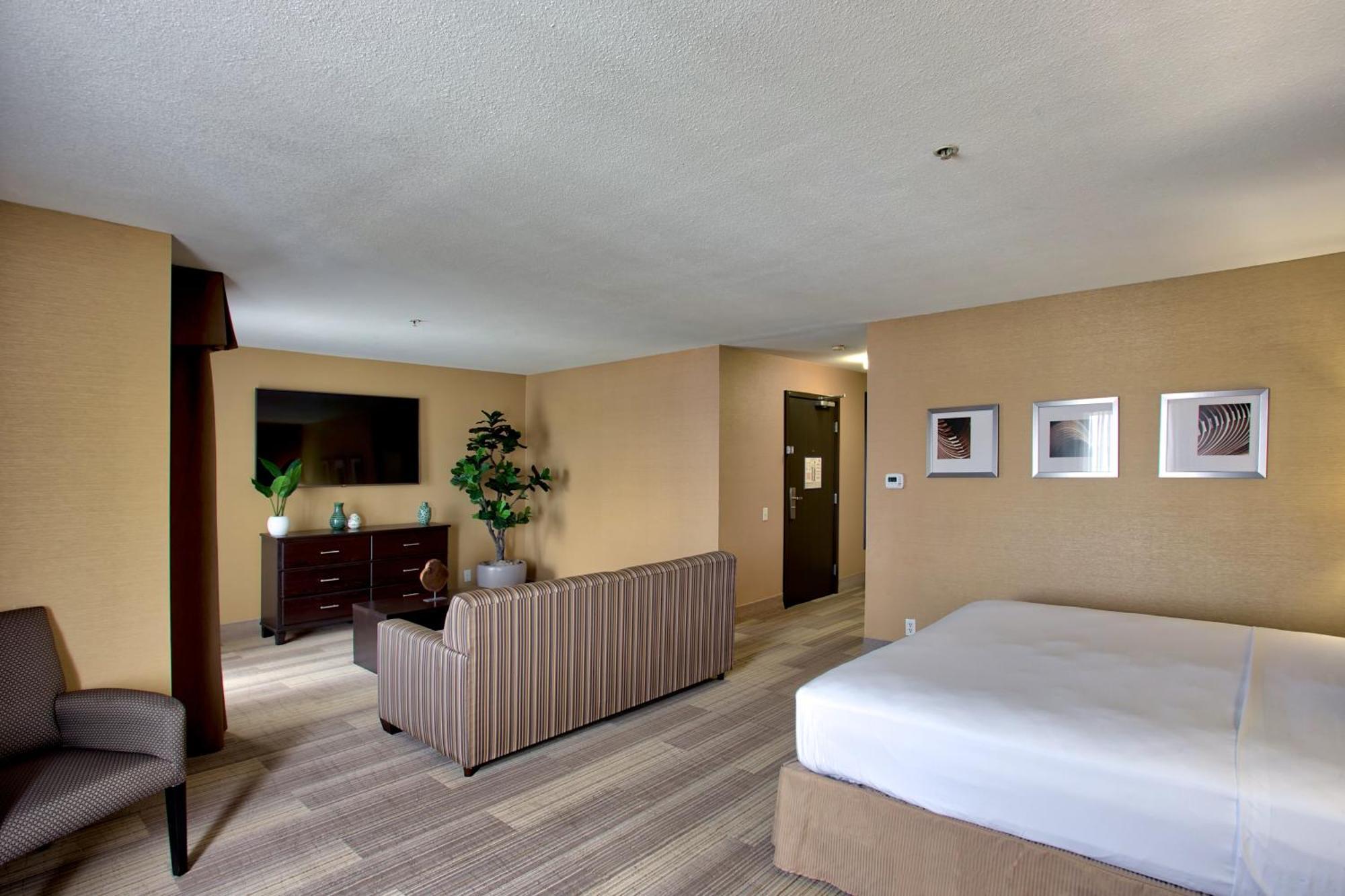 Holiday Inn Express & Suites Costa Mesa, An Ihg Hotel Exterior photo