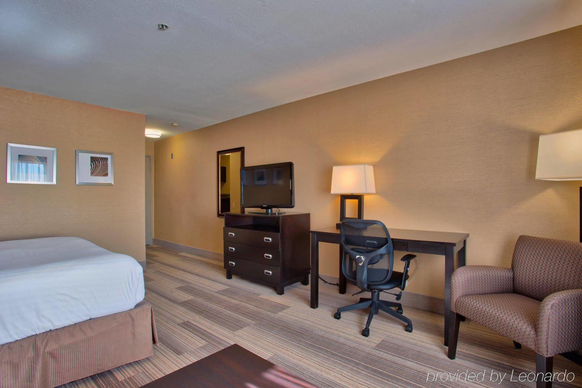 Holiday Inn Express & Suites Costa Mesa, An Ihg Hotel Exterior photo